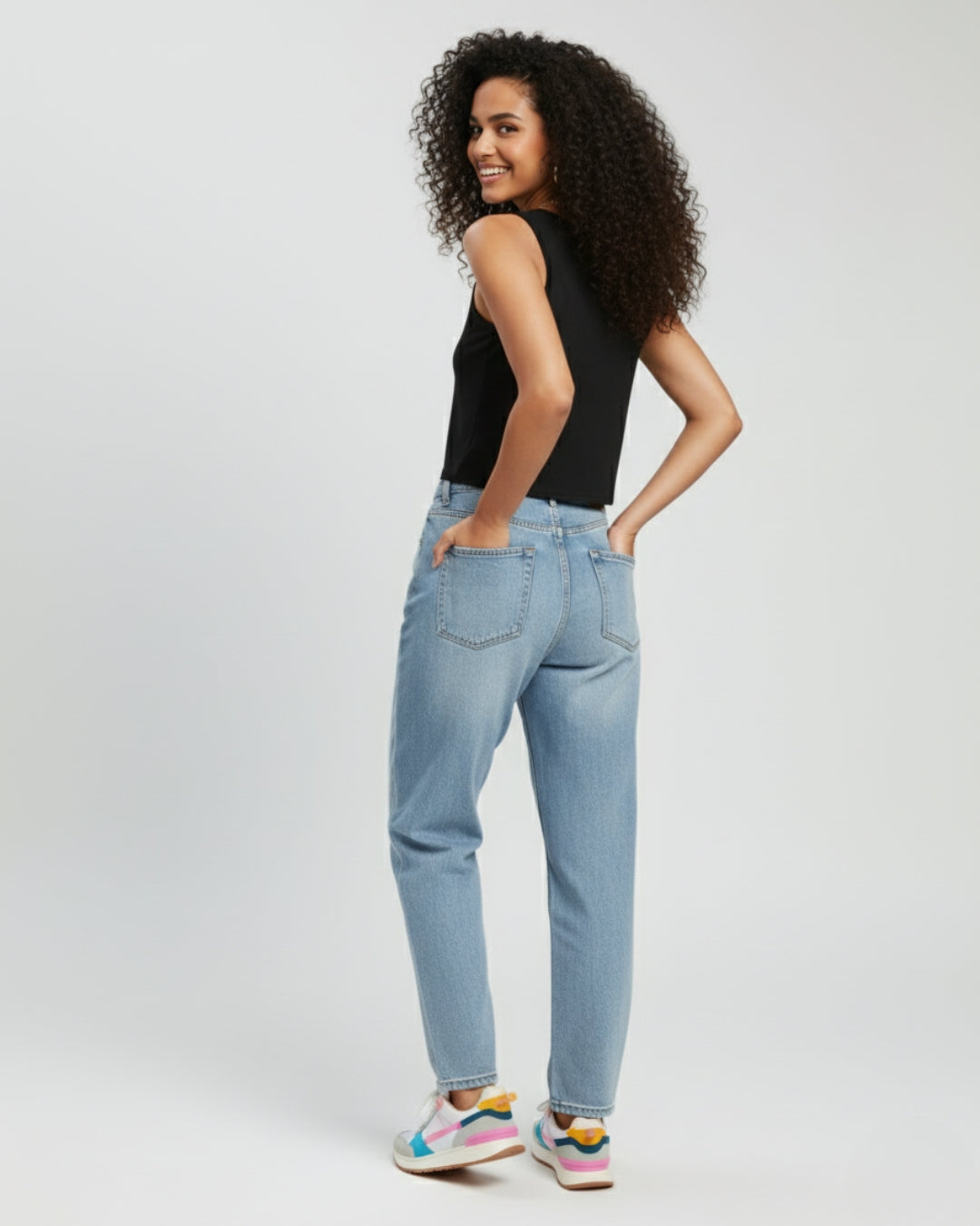 BLACK CROP TANK TOP – STREET-FRESH, ULTRA-SOFT, MADE TO MOVE