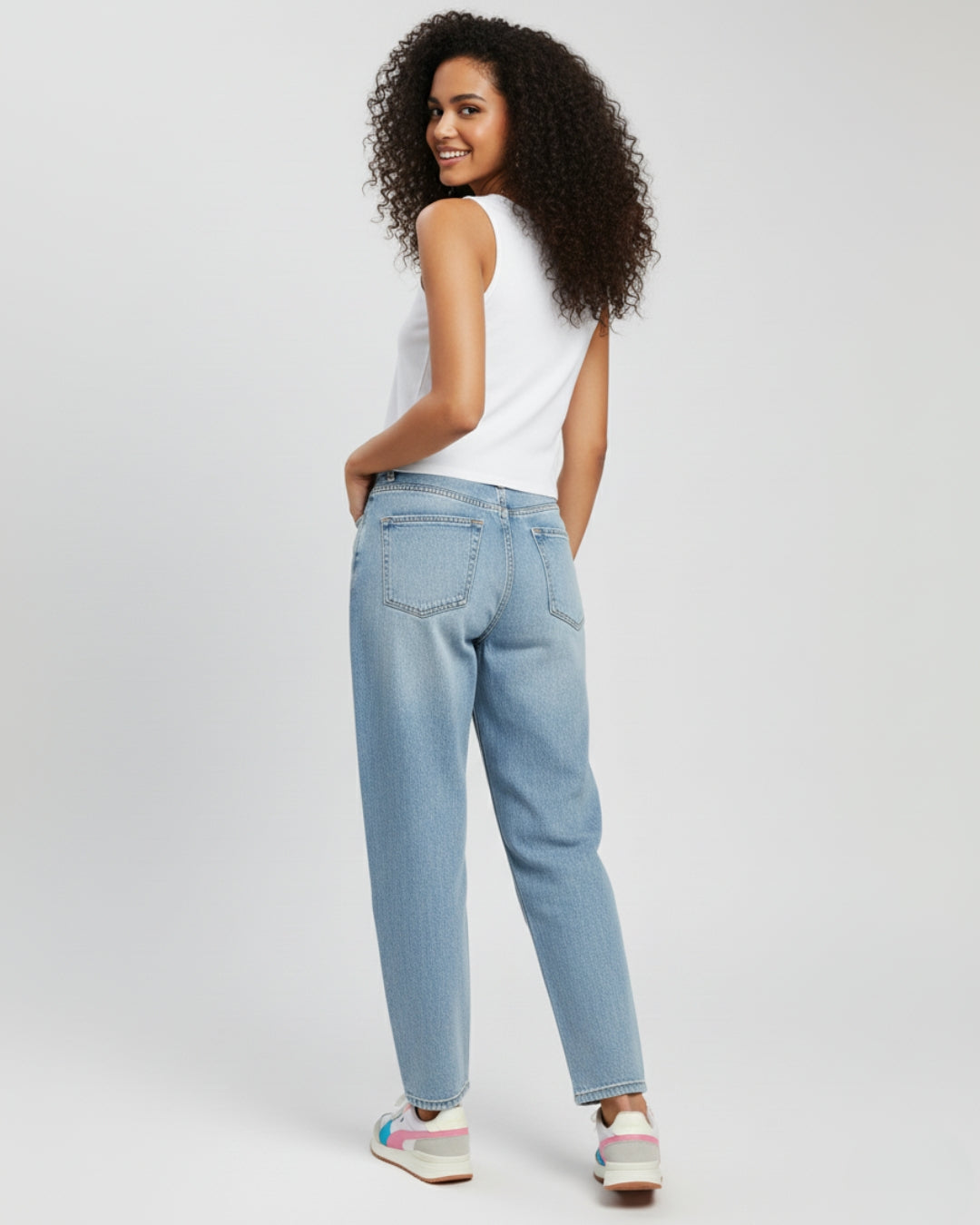 WHITE CROP TANK TOP – STREET-FRESH, ULTRA-SOFT, MADE TO MOVE